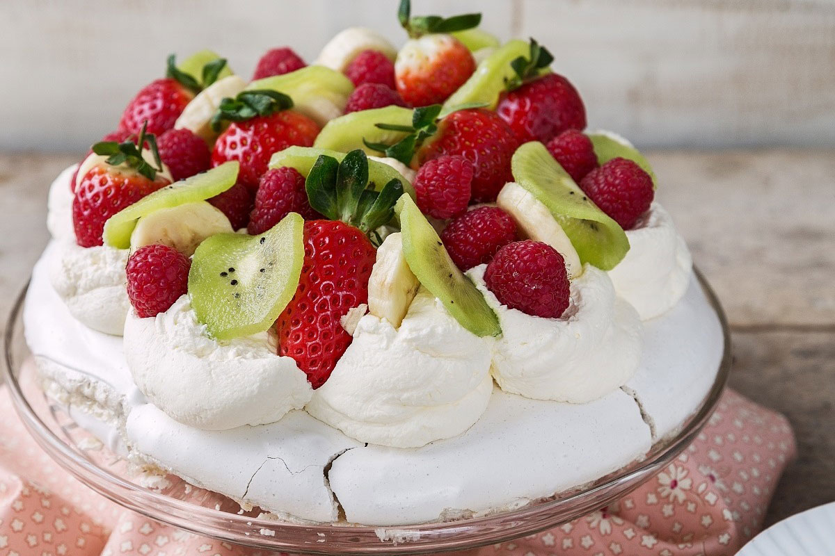 Pavlova with Lemon Curd